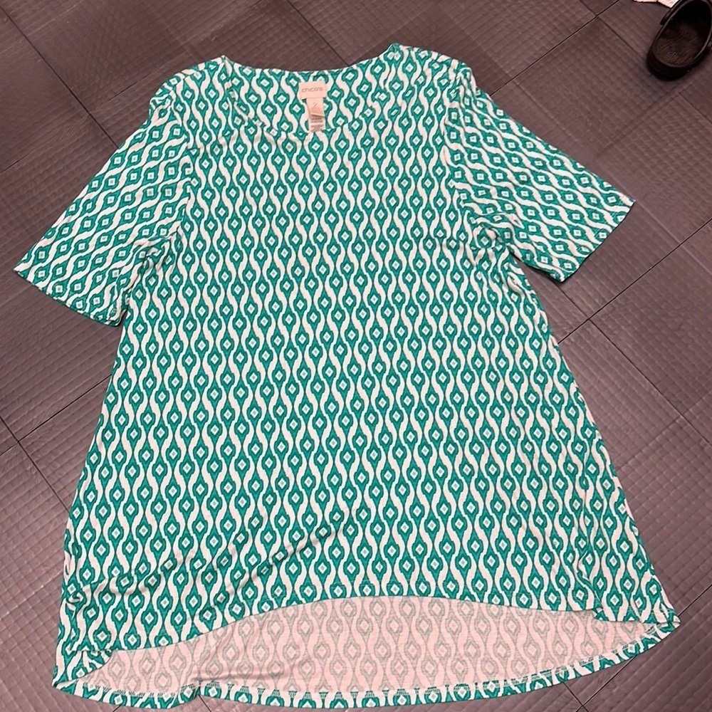 CHICOโS WOMENS GREEN AND WHITE LIGHTWEIGHT BLOUSE TUNIC SIZE 2 US 12
